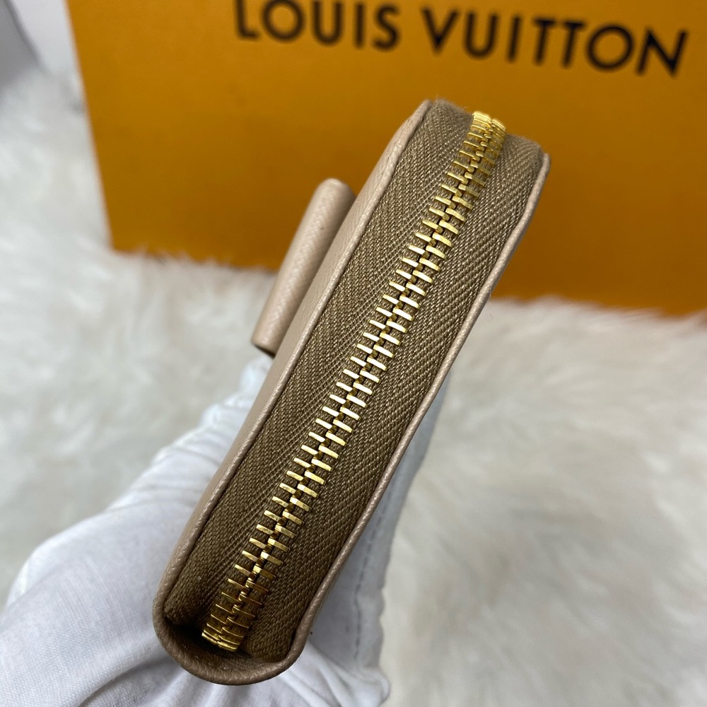 Authentic Prada wallet Beige - Picture 9 of 14